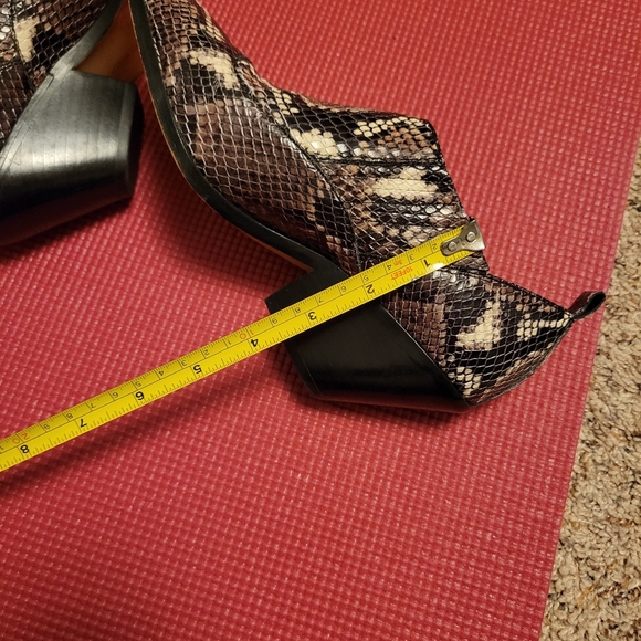 Vince Camuto 6.5 Python Design  leather - Picture 10 of 10